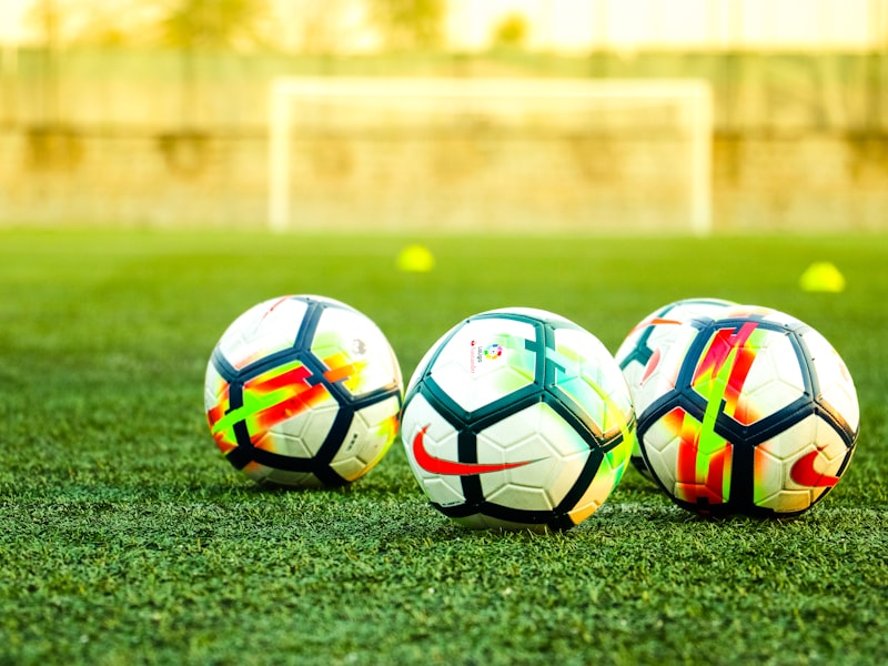 星耀国际现代化办公室内景，团队正在协作处理体育数据